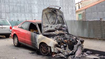 Estado en el que quedó el Audi. El todoterreno Mercedes que también resultó quemado, ya había sido retirado