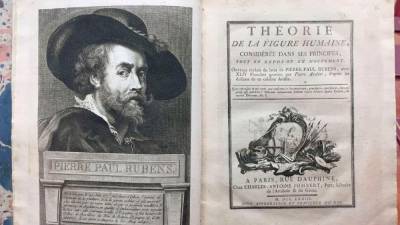 TRATADOS. Ejemplar de la obra ‘Teoría de la figura humana’, del año 1773, traducida del latín por Pierre Paul Rubens e ilustrada con grabados de Pierre Aveline.