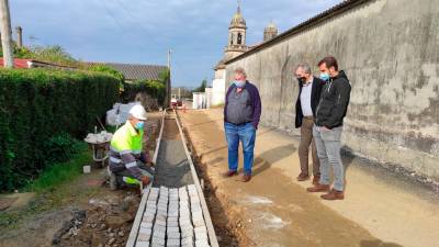 Visita do alcalde Evencio Ferrero, xunto aos concelleiros Luis Lamas e Juan Seoane ás obras de pavimentación na zona de acceso á igrexa de Rus.