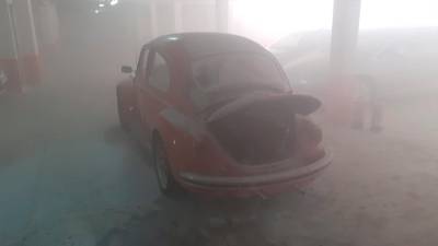 El coche que ardió en un garaje de la avenida da Peregrina de Bertamiráns. Foto: GES