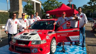 ESPERANZA Los integrantes del Luis Penido Rally Team, con el mítico Mitsubishi Lancer Evo VI. Foto: S. E.
