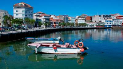 Imaxe do porto e do paseo central da vila de Camariñas. Foto: C. Camariñas