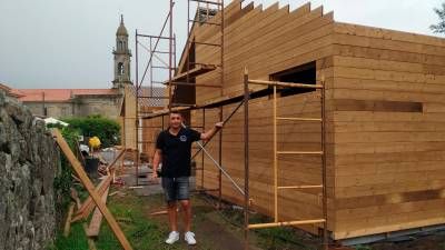 El empresario Ismael Fernández Siaba, posa junto a las cabañas, todavía en construcción, en la villa de Carnota. Foto: ECG