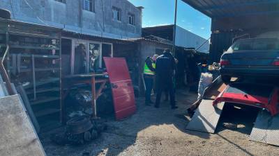 Depósito clandestino de vehículos para despece localizado en Carballo. Foto: Xunta