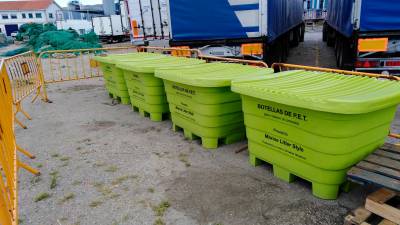 Imagen de los contenedores de basura a los que van a parar los residuos pescados en el mar. Foto: O. O.