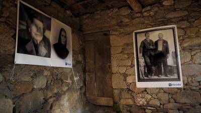 Retratos en las paredes de las casas de Bexán Foto: Eliseo Trigo