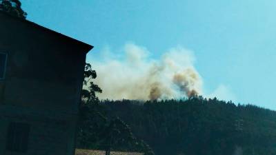Declarado un incendio forestal nun monte de Rois