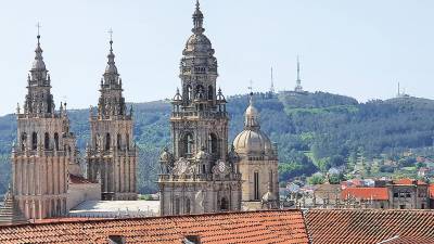 torres de la catedral con El Pedroso al fondo. Foto: A. P.