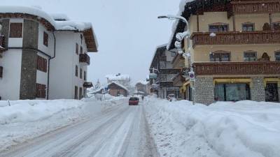 Falcade (Italia), 08/12/2020.- La nieve cubre por completo las calles en Falcade (Italia). EFE/EPA/ANTONELLA SCHENA