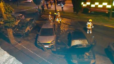 Calcinados varios coches en la rúa Moscova, al lado de la sede de la Policía Autonómica