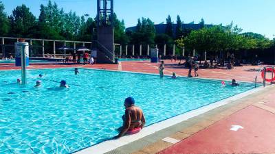así luce este verano la piscina de Sar, con diferentes parcelas para separar a los usuarios por grupos. Foto: Multiusos