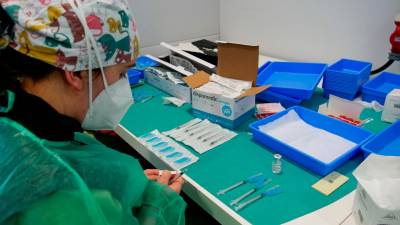 Una profesional sanitaria, en un dispositivo de vacunación contra la COVID-19 en la Cidade da Cultura de Santiago de Compostela, A Coruña, Galicia (España). Foto: César Arxina