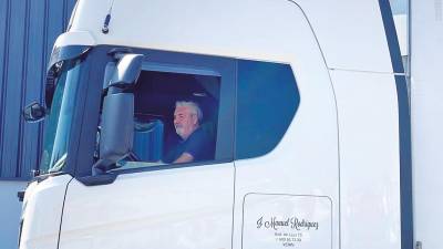 José manuel rodríguez. En la cabina de su camión, a punto de emprender un nuevo viaje. Foto: Gallego