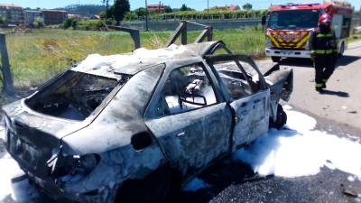Chocan dos vehículos en Sanxenxo y acaban ardiendo