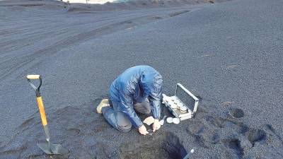 Un investigador de la Universidad de Las Palmas recoge muestras de lava y piroclastos. Foto: Europa Press