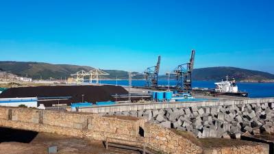 Vista de una descarga de carbón en el puerto exterior de Ferrol, en imagen de archivo. Foto: S. R.
