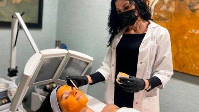 Yolanda Albelda haciendo un tratamiento ‘Kleresca’ a la actriz Sabela Arán en la clínica compostelana. Foto: ECG 