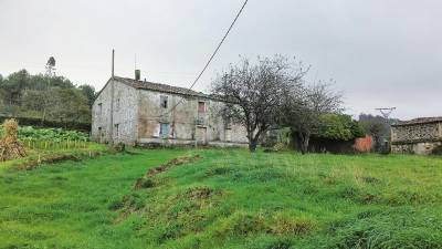 Casa rectoral de Corcoesto, en Cabana de Bergantiños, que cuenta con un hórreo y un palomar. Foto: Lista Roja del Patrimonio