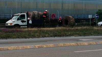 Grandes dimensiones de algunos de los neumáticos, de tractor, utilizados para las barricadas con las que se cortó el acceso a Alcoa. FOTO: CIG ALCOA SAN CIBRAO