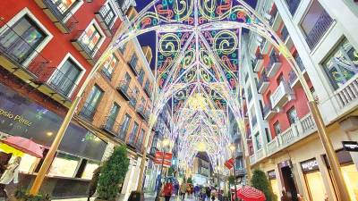 Céntrica calle de Valladolid adornada con las luces de Navidad. Foto: Europa Press