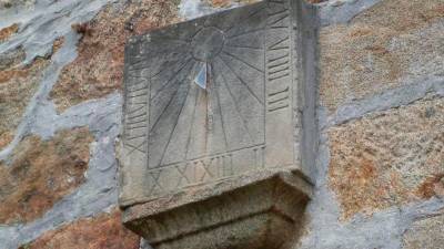 El reloj de la iglesia de San Xurxo de Camariñas tiene numeración arábica (nº 7) y etrusco-romana. Foto: CG