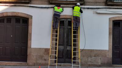 TrabajadoreS de una ‘teleco’ en Compostela. Foto: S. R.
