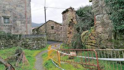 Estado de la casa en ruinas de Covas apoyada en un puntal metálico y rodeada de vallas.