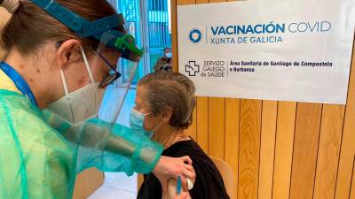Una mujer recibe la primera dosis de la vacuna contra el COVID (A Estrada). Foto: Sergas