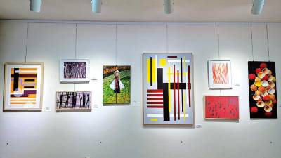 Varias obras da exposición conxunta dos artistas Isabel Soutullo, Josecho González e Maribel Castiñeira. Foto: Concello de Cee