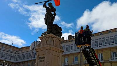 Trabajadores de Alu Ibérica colocan como bandera su camiseta reivindicativa a la estatua de María Pita. FOTO: CCOO