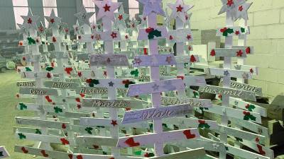 Árboles de Navidad colocados en las parroquias. Foto: C. S.