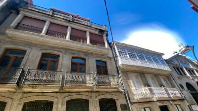 Edificio adjudicado a la Sareb, a la izquierda de la foto, ubicado entre la rúa Real y la plaza Doutor Sesto Casal. Foto: MG