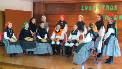 Membros da Escola de baile e pandeireta durante un encontro cultural. Foto: cedida.