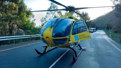 El helicóptero medicalizado del 061 en la asistencia a un motorista herido entre Muros y Carnota. Foto: Europa Press