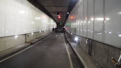 Al fondo, imagen del vehículo que volcó la madrugada de este miércoles en el túnel de María Pita, en A Coruña. FOTO: POLICÍA LOCAL DE A CORUÑA