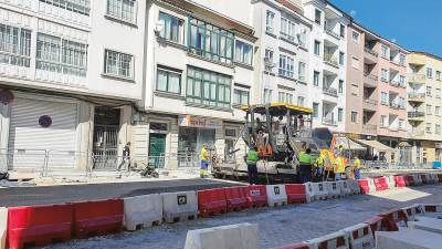 Trabajos de asfaltado del nuevo pavimento llevados a cabo en la rúa de Concheiros durante la mañana de ayer. Foto: ECG