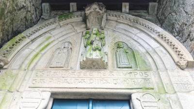 Detalle de la puerta gótica del cementerio de Bonaval. Foto: ECG