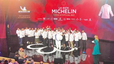 FOTO DE FAMILIA de los responsables de los nuevos establecimientos incluidos en la Guía Michelin, ayer, durante la gala