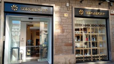 así luce la fachada de la ubicación que acaba de inaugurar la Galería Sargadelos en Compostela. Foto: ECG