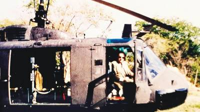 fig. 5 El autor, en un helicóptero militar, en el que sobrevoló la primera ciudad hispanoamericana con el nombre de Santiago