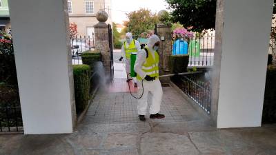 Operarios desinfectando o IES Laxeiro. Foto: C. L.