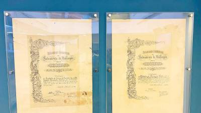 Los diplomas, los últimos documentos que se incorporaron a la colección, tienen más de 100 años. Foto: ECG