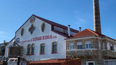 Fachada de la conservera Cerqueiras en Ribeira. Foto: Suso Souto