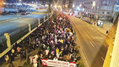 Cientos de personas acudieron a la manifestación en defensa de la sanidad. Foto: Gallego