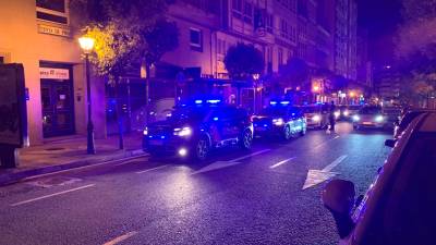 Despregue policial para controlar centos de rapaces apelotonados na porta dunha discoteca en Santiago