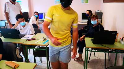 Un joven en la autoescuela con gafas de simulación que le permiten sentir los efectos del consumo de sustancias. Foto: C. L.