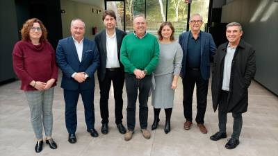 Alcaldes y representantes locales de A Coruña, Laracha, Carballo, Culleredo y Arteixo en la reunión de este martes. Foto: C. A.