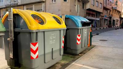 Contenedores para la recogida de plásticos y de papel y cartón en Ribeira. Foto: C.R.