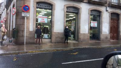 Cartel de ‘Liquidación por cierre’ en la Zapatería Castaño
