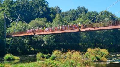 Participantes en el Ludoverán de Vedra 2021 posan en el puente elevado de Ximonde. Foto: CDV